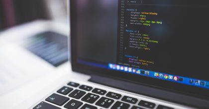 专业音频工程师在波形编辑软件界面中进行人声分离操作，绿色波形在暗色背景下清晰可见，分轨效果直观展示